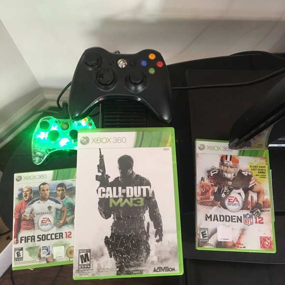 XBOX 360 with 3 games and 2 Xbox controllers - Picture 1 of 5